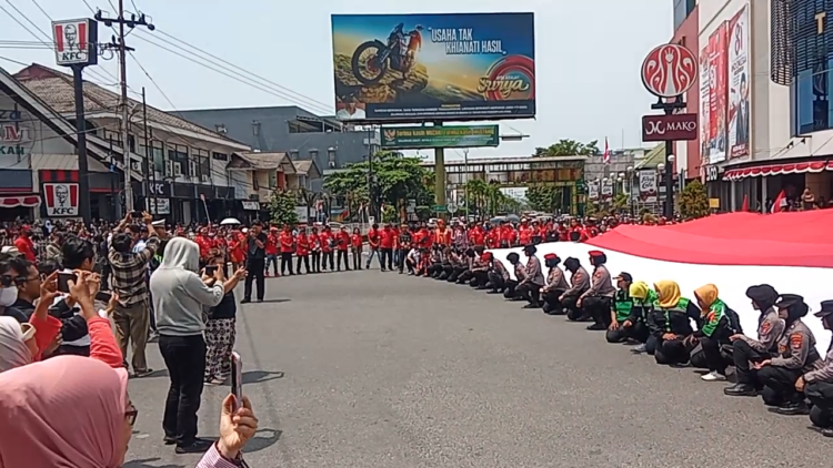 Warga Tarakan Rayakan Detik-Detik Proklamasi dengan Bentangkan Bendera 17 x 8 Meter