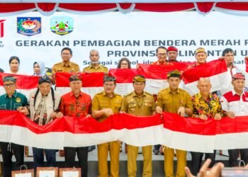 Bagikan Bendera Merah Putih, Gubernur Kaltara: Kemerdekaan Harus Diisi Karya Nyata