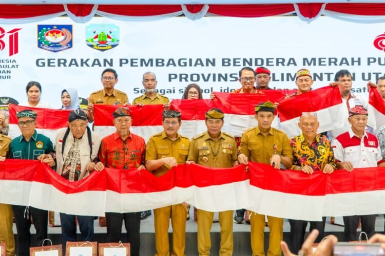 Bagikan Bendera Merah Putih, Gubernur Kaltara: Kemerdekaan Harus Diisi Karya Nyata