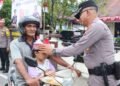 Sehari Jelang 17 Agustus, Polres Nunukan Turun ke Jalan Bagikan 500 Bendera