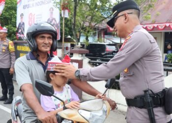 Sehari Jelang 17 Agustus, Polres Nunukan Turun ke Jalan Bagikan 500 Bendera