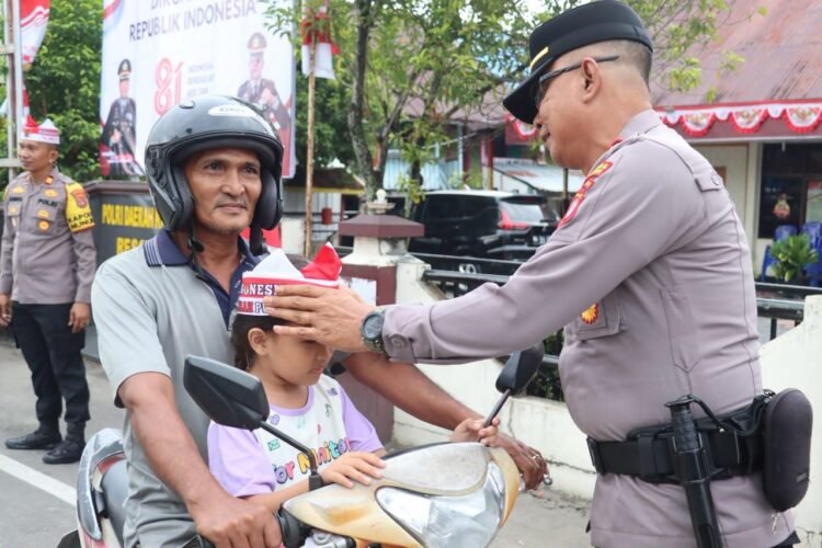Sehari Jelang 17 Agustus, Polres Nunukan Turun ke Jalan Bagikan 500 Bendera