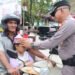 Sehari Jelang 17 Agustus, Polres Nunukan Turun ke Jalan Bagikan 500 Bendera