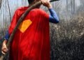 Berseragam Superman, Remaja 17 Tahun Berjibaku Padamkan Karhutla