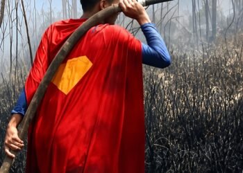Berseragam Superman, Remaja 17 Tahun Berjibaku Padamkan Karhutla