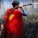 Berseragam Superman, Remaja 17 Tahun Berjibaku Padamkan Karhutla