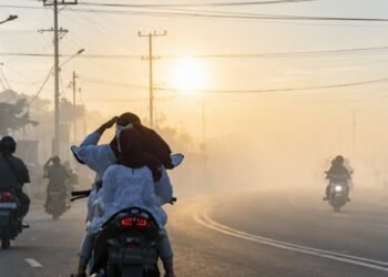 Karhutla Makin Parah, Kabut Asap Selimuti Banjarbaru hingga Ganggu Pengendara