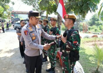 Sambangi Satgas Pamtas di Malinau, Kapolda Kaltara Tekankan Pentingnya Sinergi TNI–Polri
