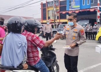 Kabut Asap di Nunukan, Polisi Bagikan Masker ke Pengguna Jalan