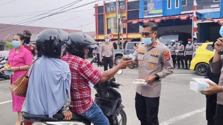 Kabut Asap di Nunukan, Polisi Bagikan Masker ke Pengguna Jalan