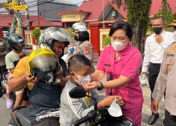 Antisipasi Kabut Asap, Polres Tarakan Turun Bagikan Masker ke Pengguna Jalan
