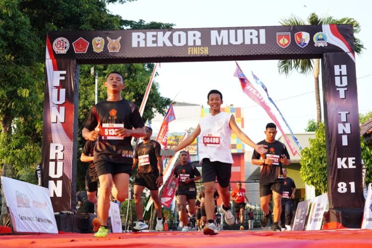 2.000 Pelari Semarakkan HUT ke-81 TNI Lewat Fun Run 5K dan 10K di Surakarta