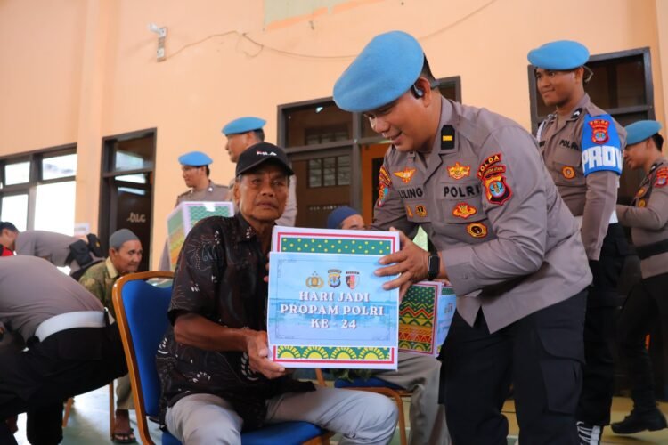 Propam Polda Kaltara Salurkan Bansos untuk Penghuni Panti Tresna Werdha