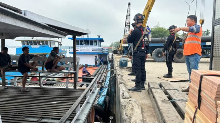 Brimob Kaltara Sambangi Pelabuhan, Perkuat Pengamanan dan Komunikasi Warga