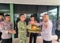 Bawa Tumpeng ke Makodim, Polres Tarakan Perkuat Persaudaraan TNI-Polri