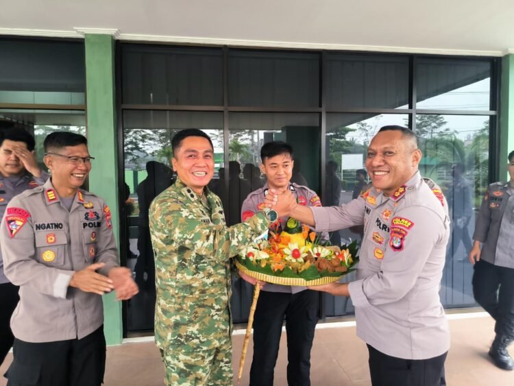 Bawa Tumpeng ke Makodim, Polres Tarakan Perkuat Persaudaraan TNI-Polri