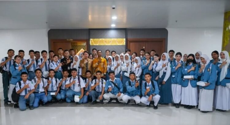 Terima Kunjungan OSIS dan MPK SMAN 2 Tanjung Selor, Achmad Djufrie Dorong Siswa Kenali Fungsi DPRD