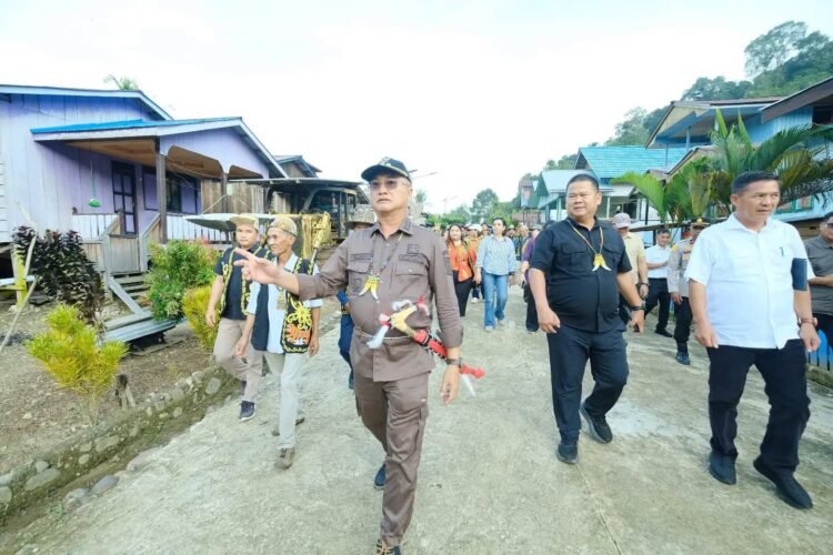 Menjangkau Pelosok Malinau, Wempi Mawa Sambangi dan Sapa Warga Desa Long Top